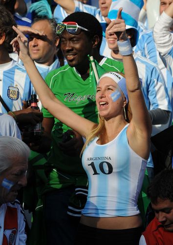 阿根廷女球迷掀球衣原版